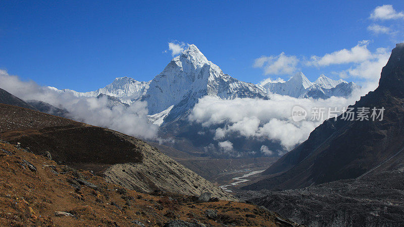 云爬上昆布山谷和Ama Dablam山，尼泊尔。